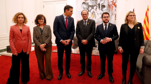 El presidente del Gobierno, Pedro Sánchez (3i), el presidente de la Generalitat, Quim Torra (3d), la vicepresidenta del Gobierno, Carmen Calvo (2i), la ministra de Política Territorial, Meritxell Batet (i), el vicepresident de la Generalita