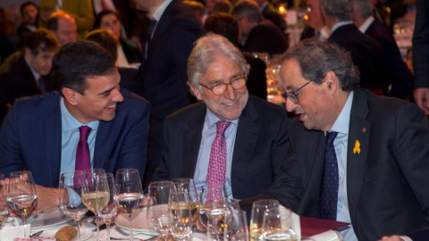 20/12/2018.- El presidente del Gobierno Pedro Sánchez (i), el presidente de la Generalitat de Cataluña Quim Torra (d) y el presidente de Foment Josep Sanchez Llibre (c) participan en la cena de la undécima edición de los premios Carles Ferr