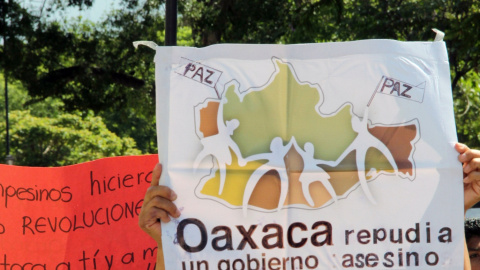 Estudiantes y activistas denuncian la represión del Gobierno mexicano contra las protestas de la reforma educativa. REUTERS