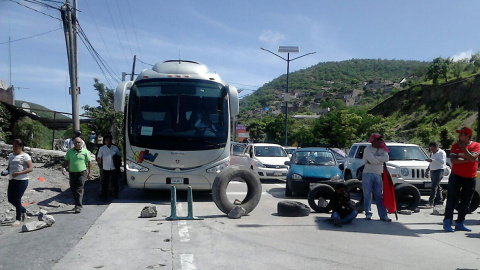 - Fotografía cedida por la agencia Quadratín que muestra a manifestantes que bloquean la Autopista del Sol hoy, viernes 1 de julio de 2016, en Chilpancingo, estado de Guerrero (México). El secretario mexicano de Gobernación, Miguel Ángel Os