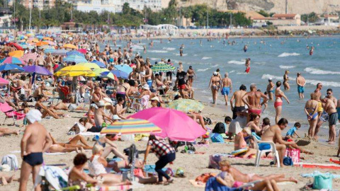 Turistas en una playa de la Comunitat Valenciana. EFE