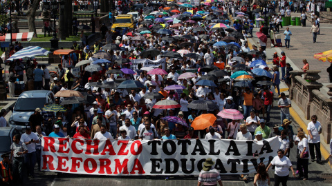 Los maestros marchan contra la reforma educativa del presidente mexicano Enrique Pena Nieto, en Monterrey, México, este viernes. REUTERS/Daniel Becerril