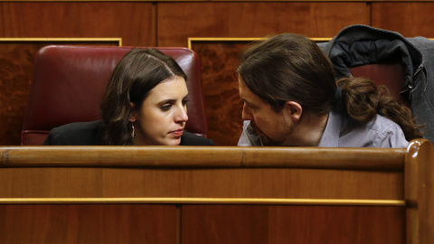 El líder de Podemos, Pablo Iglesias, conversa con la portavoz parlamentaria del partido, Irene Montero, esta tarde en el pleno del Congreso. EFE/J.P. Gandul