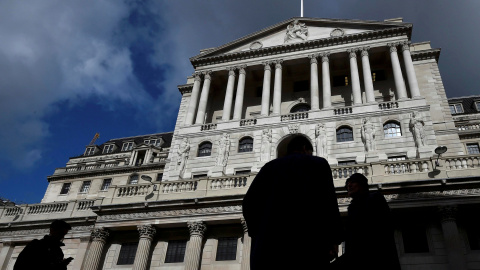 Varios peatones pasan delante del edificio del Banco de Inglaterra (BoE, segun sus siglas en inglés), en la City de Londres. REUTERS/Toby Melville