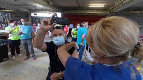 Un hombre se fotografía mientras una enfermera lo vacuna con Pfizer contra la covid-19, este viernes en el estadio Nueva Condomina de Murcia.