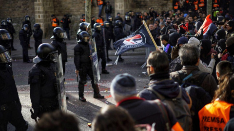 Moments de tensió entre Mossos i manifestants a les Drassanes enmig de les protestes contra el 21-D. JOEL KASHILA