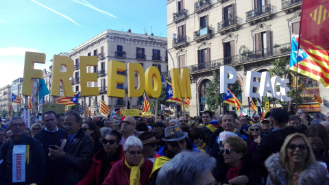 Centenars de persones han acudit al Consell de Ministres Popular organitzat per Òmnium. QUERALT CASTILLO