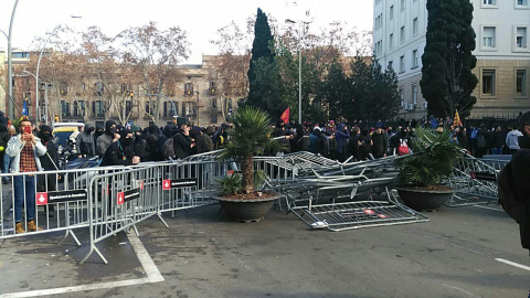 Tanques tombades a les Drassanes. MARIA RUBIO