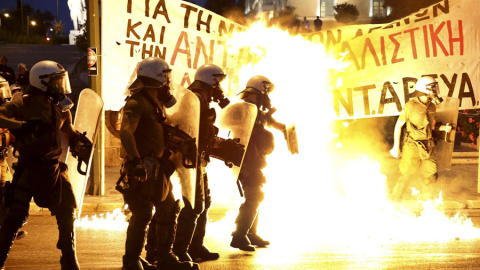 Choques entre antidisturbios griegos y manifestantes en Atenas. REUTERS/Yannis Behrakis