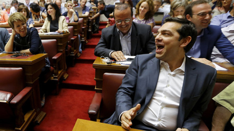 Tsipras, rodeado de fotógrafos antes de la reunión de su grupo parlamentario en Atenas. REUTERS/Yannis Behrakis