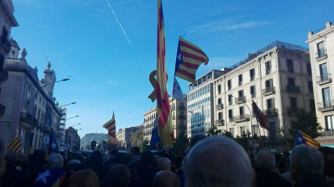 Centenars de persones a l'Estació de França on arrencarà el consell de ministres popular d'Òmnium Cultural. QUERALT CASTILLO