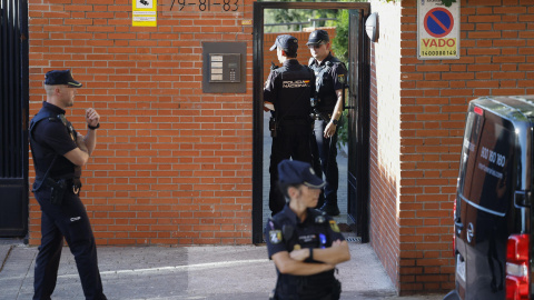 17/8/23 Varios policías, en el portal del edificio donde fueron hallados los cuerpos.