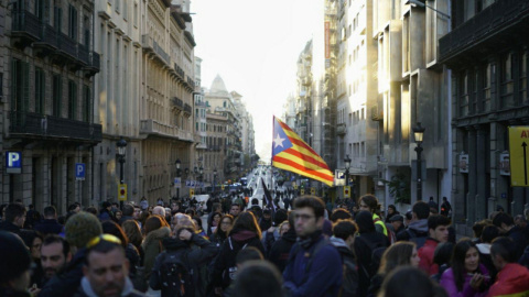 La columna dels CDR que baixa per la Via Laietana en direcció la Llotja de Mar. JOEL KASHILA