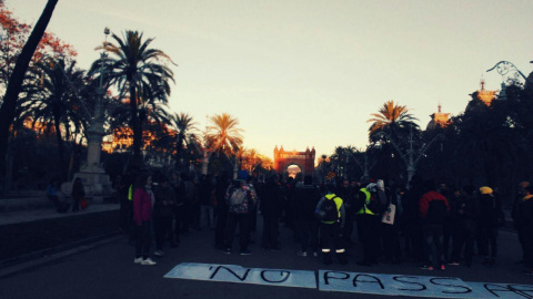 La columna de manifestants del CDR a l'avinguda de Lluís Companys. ANDER ZURIMENDI.