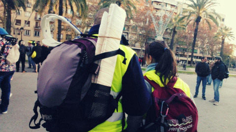 Parella de sanitaris que s'integren a una de les columnes del CDR en protesta pel 21-D. ANDER ZURIMENDI