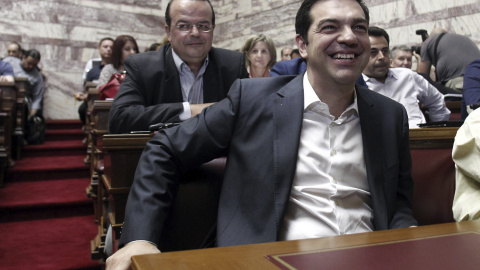 El primer ministro griego, Alexis Tsipras (c), durante una sesión en el Parlamento de Atenas, Grecia, hoy, 15 de julio de 2015. El Parlamento griego empezó esta mañana a debatir en comisiones el primer paquete de medidas que los socios de l