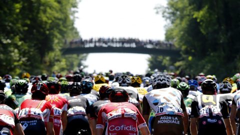 El pelotón rueda durante la decimoprimera etapa de la 102º edición del Tour de Francia, que discurre entre las localidades galas de Pau y Cauterets, Francia, hoy 15 de julio de 2015. EFE/Kim Ludbrook