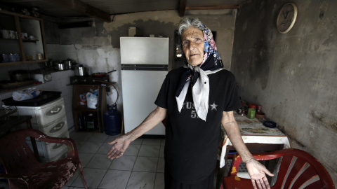 Anna Kousoula, pensionista griega de 60 años, se queja porque no puede retirar su pensión del banco debido al corralito, en la cocina de su casa en Perama, cerca de Atenas (Grecia) hoy, 15 de julio de 2015. EFE/Yannis Kolesidis