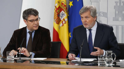 El ministro de Educación y portavoz del Gobierno, Íñigo Méndez de Vigo (d), y el ministro de Energía, Turismo y Agenda Digital, Álvaro Nadal (i), durante la rueda de prensa que han ofrecido tras la reunión del Consejo de Ministros . EFE/Pac