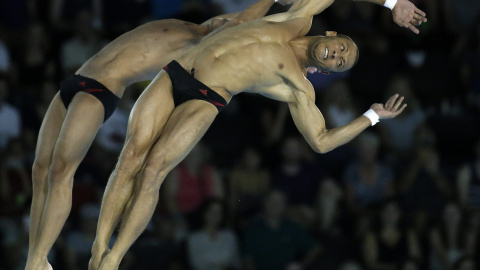 Los clavadistas de Cuba Jeinkler Aguirre y José Antonio Guerra (delante) durante uno de sus saltos en la final de la categoría de 10 metros de salto de trampolín hoy, lunes 13 de julio,en los Juegos Panamericanos en Toronto (Canadá). EFE/Ja