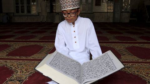 Un niño lee el Corán durante el Ramadán en la Mezquita Anwar -ul - Uloom en Islamabad , Pakistán. REUTERS/Faisal Mahmood