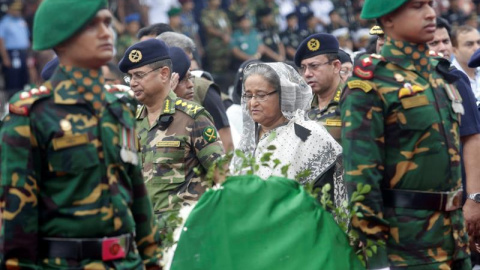 La primera ministra de Bangladesh, Sheikh Hasina, preside un homenaje en honor a los 20 rehenes, la mayoría de ellos extranjeros, y los dos policías que murieron en el ataque yihadista a un restaurante en Dacca. /EFE-STRINGER