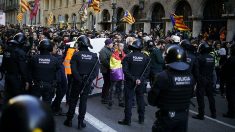 Manifestants dels CDR a la part final de Via Laietana davant el cordó policial dels Mossos d'Esquadra. JOEL KASHILA