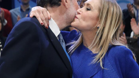 El presidente del Gobierno y del PP, Mariano Rajoy, felicita a la anfitriona del Congreso y presidenta de la Gestora del PP de Madrid, Cristina Cifuentes. EFE