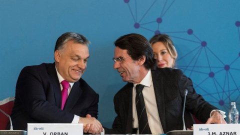 El primer ministro húngaro, Viktor Orbán (i), saluda al presidente de honor de la Internacional Demócrata de Centro (IDC) y ex presidente español, José María Aznar, durante la conferencia de líderes de la IDC celebrada en el Hotel Marriott 