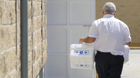 27/08/2019.- Un operario del Ayuntamiento de Sevilla llega con unas neveras para recoger muestras en la sede de la empresa Magrudis que fabricaba la carne mechada origen del brote de listeriosis, y donde se encuentran los dueños y los aboga