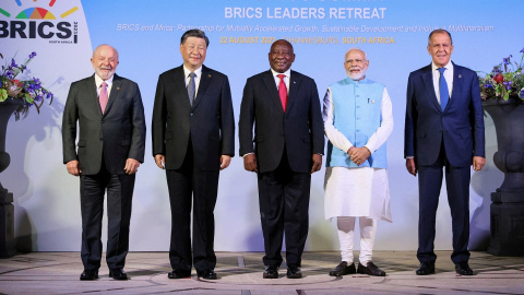 Los presidentes de Brasil, Luiz Inacio Lula da Silva, China, Xi Jinping, Sudáfrica, Cyril Ramaphosa, con el primer ministro de la India, Narendra Modi, y el ministro de Exteriores de Rusia, Sergei Lavrov, posan para la foto de familia de la