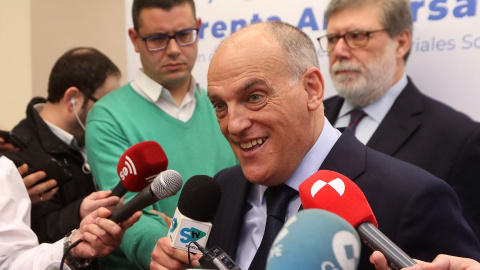 El presidente de la Liga de Fútbol Profesional, Javier Tebas, atiende a los medios tras intervenir en el último de 'Los Desayunos de FOES' - EFE/Wifredo García