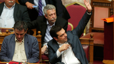 Tsakalotos y Tsipras, durante la votación. REUTERS/Alkis Konstantinidis