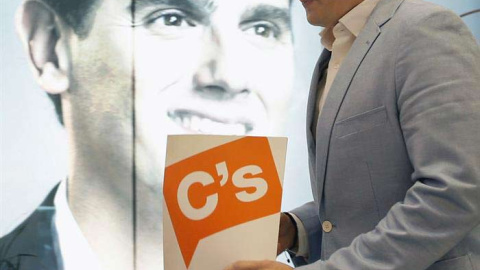 El presidente de Ciudadanos, Albert Rivera, se dirige a la rueda de prensa que ha ofrecido hoy tras la reunión de la Ejecutiva Nacional del partido. / Ballesteros ( EFE)