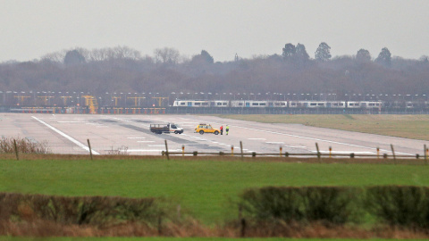 Pista cerrada del aeropuerto dde Gatwick, al sur de Londres, por la aparición de drones. REUTERS