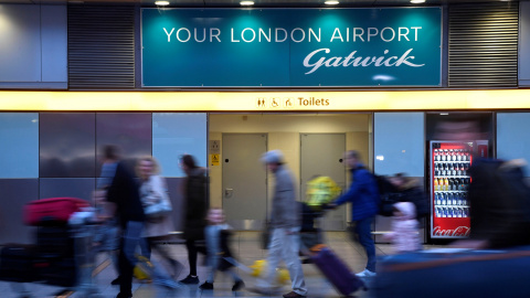 Pasajeros en la Terminal Sur del aeropuerto londinense de Gatwick. REUTERS/Toby Melville