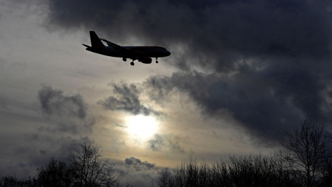 Un avión en la maniobra de aterrizaje en el aeropuerto londinense de Gatwick. REUTERS/Toby Melville