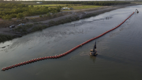 Boyas colocadas en la frontera sur de EEUU, en Texas,  a 27 de julio de 2023.