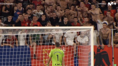 Aficionados del Osasuna insultando a Unai Simón durante el encuentro disputado en El Sadar