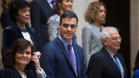 El presidente del Gobierno, Pedro Sánchez, y la vicepresidenta, Carmen Calvo, junto a varios ministros, posan en la foto de familia momentos antes de la reunión del Consejo de Ministros/EFE