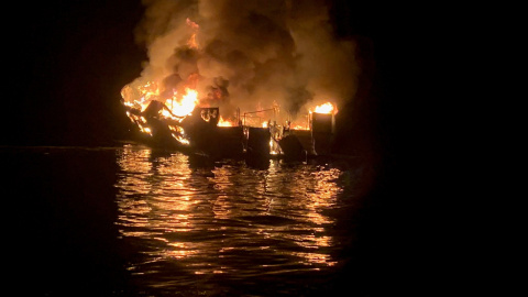 02/09/2019.- El incendio y posterior hundimiento de un barco de buceo que deja al menos 20 muertos en California. / EFE