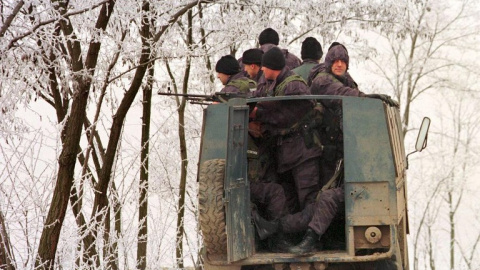 Las fuerzas policiales serbias cerca de Mitrovica en enero de 1999. AFP