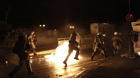 Manifestantes lanzan cócteles molotov a la Policía  durante manifestaciones contra el acuerdo alcanzado entre el Gobierno y los socios en la céntrica plaza de Syntagma. Los incidentes tuvieron lugar al margen de la marcha convocada por la c