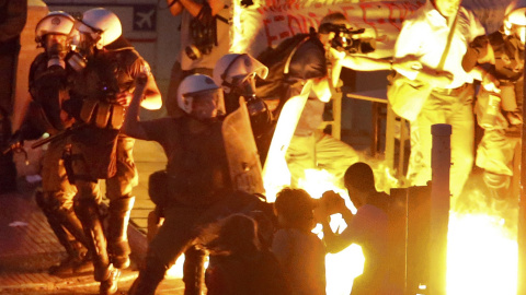 En los violentos choques entre la policía y los manifestantes, se han producido 35 detenciones. EFE/ Yannis Kolesidis