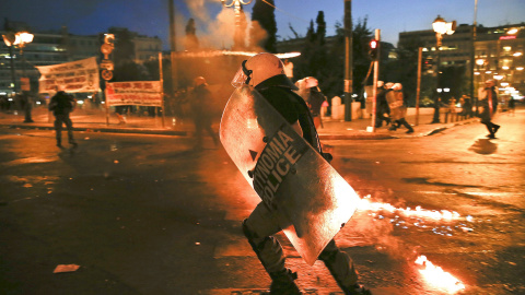 La policía griega se ha tenido que emplear a fondo para dispersar a los manifestantes, llegando a llenar de gases lacrimógenos la Plaza Syntagma de Atenas. EFE/ Yannis Kolesidis