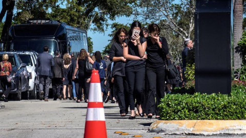 Varias personas abandonan el cementerio Estrella de David en Fort Lauderdale, tras asistir al funeral de las víctimas del tiroteo en un instituto, en Florida, Estados Unidos, hoy, 16 de febrero de 2018. Al menos 17 personas murieron el 15 d