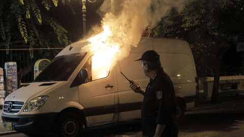 Los manifestantes han llegado a prender fuego a una unidad móvil de una cadena de televisión griega. EFE/ YANIS KOLESIDIS