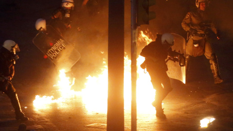 La policía se ha visto superada en muchas ocasiones por la lluvia constante de piedras y proyectiles incendiarios. EFE/ Yannis Kolesidis