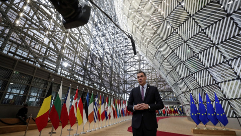 El presidente del Gobierno, Pedro Sánchez, realiza unas declaraciones a los medios antes de participar en la cumbre de la UE en Bruselas. REUTERS/Olivier Hoslet/Pool