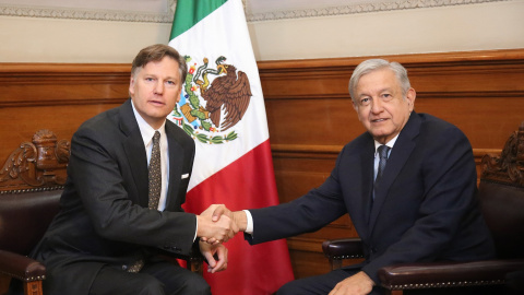 26/08/2019.- El presidente de México, Andrés Manuel López Obrador (d) saluda al embajador de Estados Unidos en el país, Christopher Landau (i). / EFE